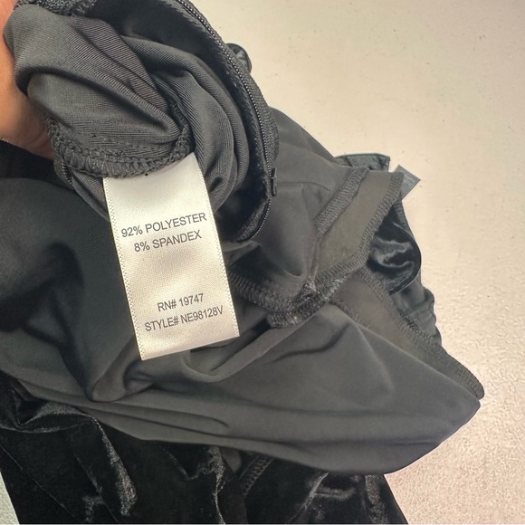 Nine.Eight Women’s Elegant Black Velvet Jumpsuit Size 4 - Picture 6 of 6